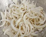 รูปขั้นตอนการทำที่ 2 ของ หอมใหญ่ทอด (Onion Fritters)