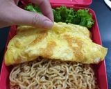 Foto langkah ke 2 dari resep Bekal Mie Goreng Pikachu.