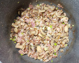 Foto del paso 3 de la receta: 🥓🧀🍄‍🟫 Polenta con panceta, champiñones y verdeo a la crema gratinada 🍄‍🟫🧀🥓