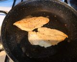 Foto del paso 2 de la receta: Milanesa de pollo con cama de ensalada pimientos asados y huevos de codorniz