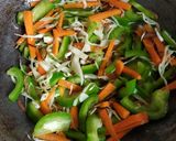 चपाती नुडल्स (chapati noodle recipe in marathi) रेसिपी स्टेप 2 फोटो 