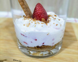 Foto del paso 4 de la receta: Postre de yogur y fresas con speculoos