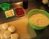 Foto del paso 2 de la receta: Pizzas; Escudo de don Roque y Globo de historieta