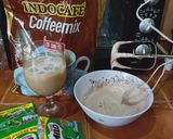 Foto langkah ke 2 dari resep Indocafe coffeemix with milo dalgona topping.