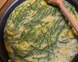 Une image de l'étape 6 de Omelette aux asperges sauvages.