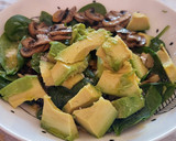 Foto del paso 3 de la receta: Ensalada de espinacas con champiñones y aguacate
