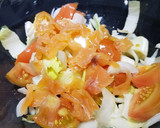 Foto del paso 2 de la receta: Patatas y cebolla asadas con ensalada de salmón y aguacate