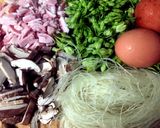 รูปขั้นตอนการทำที่ 1 ของ ดอกขจรผัดไข่เห็ดหอมสดและแฮม