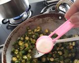 A picture of step 4 of Okra fry using panch phoran.
