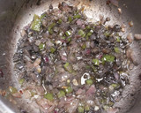 Foto del paso 6 de la receta: Choquitos a la plancha en su tinta, con aceite de ajo y perejil