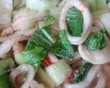 Foto langkah ke 5 dari resep Tumis pokcoy cumi cube.