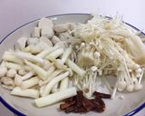 รูปขั้นตอนการทำที่ 1 ของ ลาบเห็ดลูกชิ้นหมูสับ