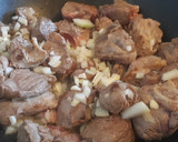 Foto del paso 3 de la receta: Caldereta de cordero con vino tinto, huevo duro y almendras