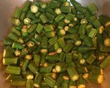 A picture of step 4 of Masala Bhindi.