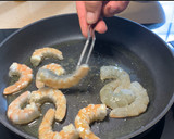 Foto del paso 2 de la receta: Huevos mollet, verdura y langostinos