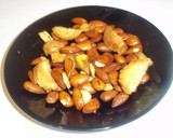 Foto del paso 4 de la receta: Salmón entero con almendras y patatas