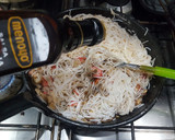 Foto del paso 1 de la receta: Fideos orientales de arroz. Con kani kama, pollo y jamón