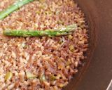 Foto del paso 13 de la receta: Arroz seco de pies de cerdo y gambas con espárragos