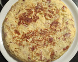Foto del paso 4 de la receta: Tortilla de patatas rellena de jamón serrano y topping de alioli y jamón crujiente