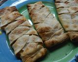 Foto del paso 5 de la receta: Trenzas de fruta y dulce con tapas de empanadas🍏🍎🍌