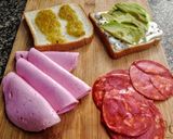 Foto del paso 1 de la receta: SANDWICHS Con🥑Aguacate, Mortadela y Chorizo Español...!😋