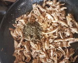 Foto del paso 2 de la receta: Ripiadito de pollo con sazones en polvo