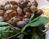 A picture of step 1 of Clams with Basil and Rice Wine.
