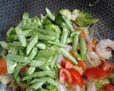 Foto langkah ke 2 dari resep Tumis Udang Sayuran.