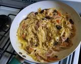 Foto del paso 7 de la receta: Fideos, hongos de pino, tomate y algo más