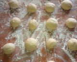 Foto del paso 2 de la receta: Rosquitas esponjosas bañadas en chocolate ❤️