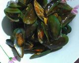 Foto langkah ke 3 dari resep Kerang Hijau Saus Pedas.