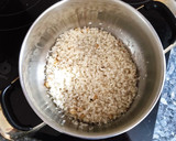 Foto del paso 1 de la receta: Arroz salteado con salchichas y frutos secos