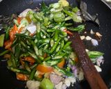 Foto langkah ke 3 dari resep Tongkol Tumis Cabe Hijau.