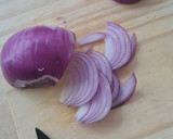 Foto del paso 2 de la receta: Ensalada multicolor de tomates cherry rojos y amarillos con cebolla morada y pepino ❤️💛💜💚