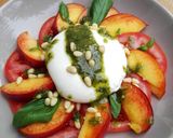 Foto del paso 5 de la receta Ensalada caprese de verano con melocotones y pesto