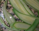 Une image de l'étape 1 de Salade de courgettes aux olives noir,fromage.