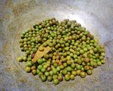 A picture of step 10 of Methi Matar Malai.