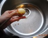A picture of step 3 of Frozen Fried Egg  نیمرو با تخم مرغ یخ زده.