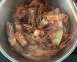 Foto del paso 1 de la receta: Fumet de colas de Gambones