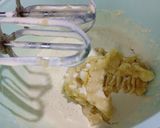 Foto del paso 2 de la receta: Mini budines de bananas con chips de chocolate y corazón de dulce de leche (opción 1)