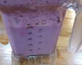 A picture of step 1 of Berry ice cream smoothie.
