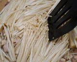 Foto langkah ke 2 dari resep Jamur Enoki Ayam Kuah.