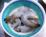 รูปขั้นตอนการทำที่ 1 ของ กุ้งผัดเม็ดมะม่วง