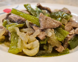 Foto del paso 4 de la receta: Tiras de ternera salteadas con pimientos italianos y cebolla