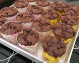 Foto langkah ke 5 dari resep Choco Banana muffins.