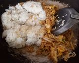Foto langkah ke 3 dari resep Nasi Goreng Mawut Mie Gelas rasa Baso Sapi.