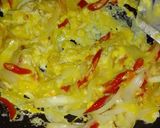 Foto langkah ke 3 dari resep Tumis Timun Telur dengan Bawang Bombay.