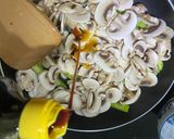 Hình bước làm 4 của món Cơm chiên trứng nấm măng tây sốt teriyaki