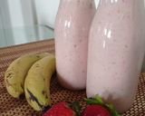 A picture of step 3 of Banana and Strawberry Smoothie.