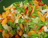 Foto langkah ke 3 dari resep Tumis Buncis Wortel Kol Sosis.